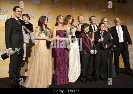 Los Angeles, California, USA. Il 27 gennaio 2013. (L-R) attori Ty Burrell, Aubrey Anderson-Emmons, Ariel inverno, Sarah Hyland, Sofia Vergara, Nolan Gould, Jesse Tyler Ferguson e Eric Stonestreet, Rico Rodriguez, Julie Bowen e Ed O'Neill arrivano al XIX annuale di Screen Actors Guild Awards presso lo Shrine Auditorium on gennaio 27, 2013 a Los Angeles, California. (Immagine di credito: credito: Javier Rojas/Prensa Internacional/ZUMAPRESS.com) ZUMA Press, Inc. / Alamy Live News Foto Stock