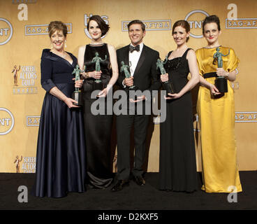 Los Angeles, California, USA. Il 27 gennaio 2013. (L-R) attori Phyllis Logan, Michelle Dockery, Allen Leech, Amy Nuttall e Sophie McShera, vincitori di prestazioni eccezionali da un insieme in serie di dramma per 'Downton Abbey,' pongono in sala stampa durante il XIX annuale di Screen Actors Guild Awards presso lo Shrine Auditorium on gennaio 27, 2013 a Los Angeles, California. (Immagine di credito: credito: Javier Rojas/Prensa Internacional/ZUMAPRESS.com) ZUMA Press, Inc. / Alamy Live News Foto Stock