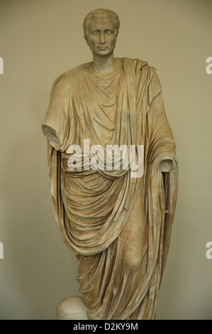 Statua romana di un uomo che indossa una toga. I secolo d.c. Il marmo. Trovato in La Colonna, Italia. Pergamon Museum. Berlino. Foto Stock