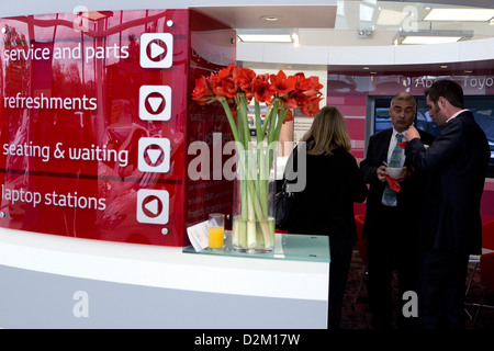 Il cliente area di servizio in una nuova costruzione Toyota concessionaria auto. Foto Stock