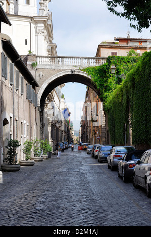 Roma. L'Italia. Vista dell'Arco Farnese, un su Via Giulia che è considerata una delle più pittoresche strade in una Roma Foto Stock