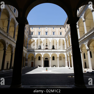 Roma Italia. Il XV secolo Palazzo della Cancelleria (Palazzo Cancelleria) cortile interno con la cultura Egiziana di colonne in granito Foto Stock