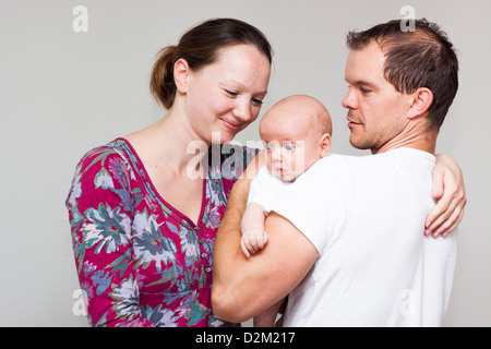 Ritratto di famiglia felice azienda simpatico baby boy. Foto Stock