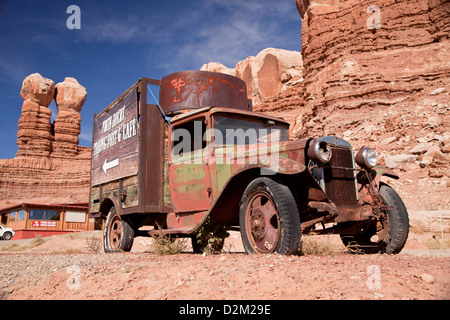 Vecchio carrello Chevrolet presso Twin Rocks Trading Post in Bluff, Utah, Stati Uniti d'America, STATI UNITI D'AMERICA Foto Stock