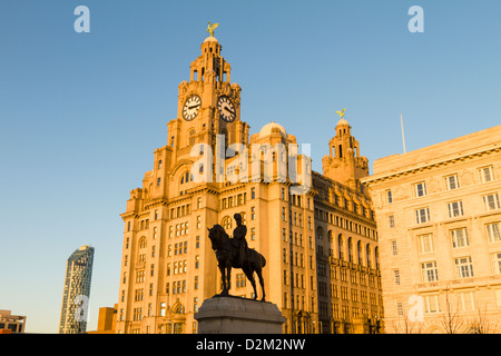 Edifici di fegato e la statua di Edward VII, Liverpool, in Inghilterra Foto Stock