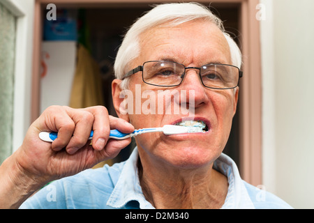 Close up uomo senior di spazzolare i denti. Foto Stock