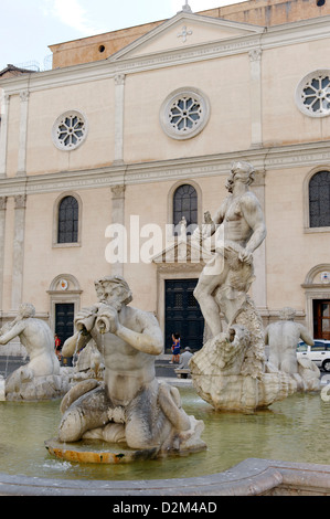 Roma. L'Italia. Estremità sud di Piazza Navona, la parte anteriore è la Fontana del Moro e dietro la Chiesa di Nostra Signora del Sacro Cuore Foto Stock