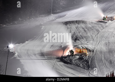 Cannoni da neve sulle piste da sci Foto Stock