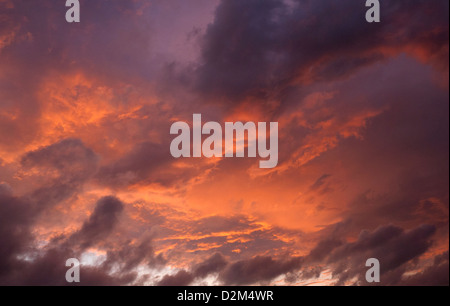 Pressione atmosferica del Cielo e nubi tranquillo all'alba Foto Stock