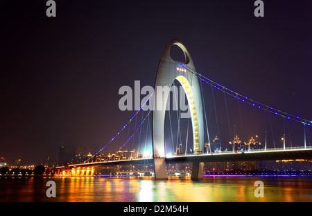 Scena notturna del ponte Liede con una brillante luce spot nella città di Guangzhou in Cina Foto Stock