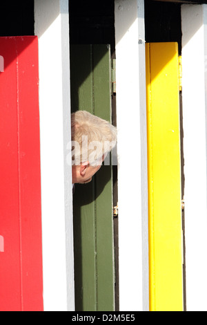 Porte colorate per outdoor spogliatoi presso la piscina all'aperto a Tooting Bec Lido South London REGNO UNITO Foto Stock