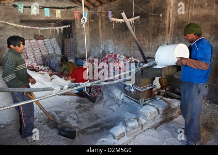 La gente del posto la produzione di sale a Salar de Uyuni, mondi più grande lago salato, Bolivia, Sud America Foto Stock