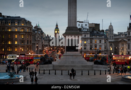 Trafalgar Square al tramonto guardando in giù verso il Big Ben e il Parlamento di Londra, Inghilterra, Regno Unito. Il 10-1-2013 Foto Stock