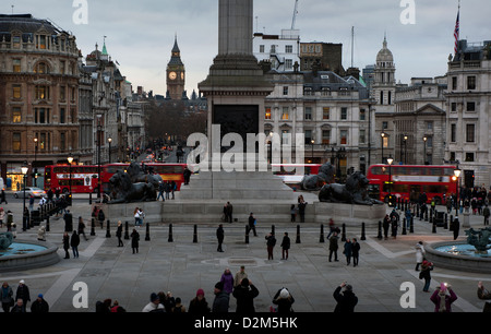 Trafalgar Square al tramonto guardando in giù verso il Big Ben e il Parlamento di Londra, Inghilterra, Regno Unito. Il 10-1-2013 Foto Stock