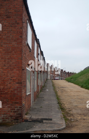 Una fila di ex case colliery intavolato e pronta per i lavori di demolizione a Pleasley, Mansfield, Nord Nottinghamshire. Foto Stock