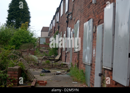 Una fila di ex case colliery intavolato e pronta per i lavori di demolizione a Pleasley, Mansfield, Nord Nottinghamshire. Foto Stock