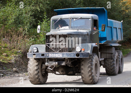 Vecchio camion russi su una pista sterrata in Georgia Foto Stock