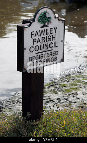 Cartello segnaletico nel porto di Ashlett Creek, Fawley, New Forest, Hampshire, Inghilterra, Regno Unito. Foto Stock