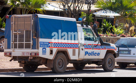 Un australiano, Northern Territory, polizia Toyota Land Cruiser parcheggiata marciapiede in una remota cittadina. Foto Stock