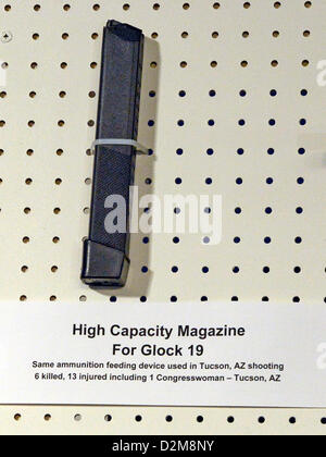 Una elevata capacità di magazzino per Glock 19 visualizzata alla conferenza stampa tenuta dagli Stati Uniti il senatore Dianne Feinstein (Democratico della California) di annunciare l'introduzione di una legislazione per la messa al bando delle armi d'assalto al Campidoglio di Washington, D.C. Giovedì, 24 gennaio 2013..Credit: Ron Sachs / CNP.(restrizione: NO New York o New Jersey o giornali quotidiani nel raggio di 75 miglia da New York City) Foto Stock