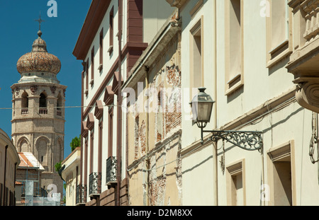 Vecchia strada e Cattedrale Santa Maria nella città di Oristano, Sardegna, Italia, Europa Foto Stock