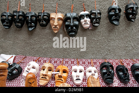 Mamuthones tradizionale maschera di legno del carnevale di Mamoiada in una mostra, la Barbagia, Sardegna, Italia, Europa Foto Stock