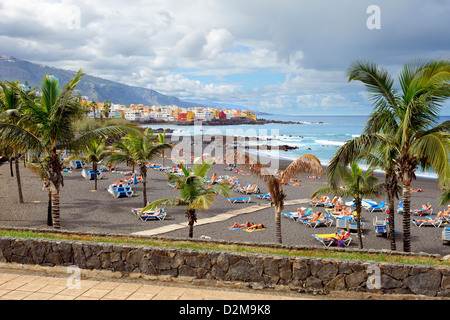 Vista della Playa de Jardin in Puerto de la Cruz / Tenerife Spagna, dicembre 2012 Foto Stock