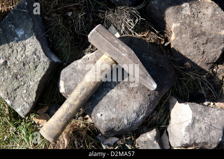 Martello in muratura a secco sul muro di pietra Foto Stock