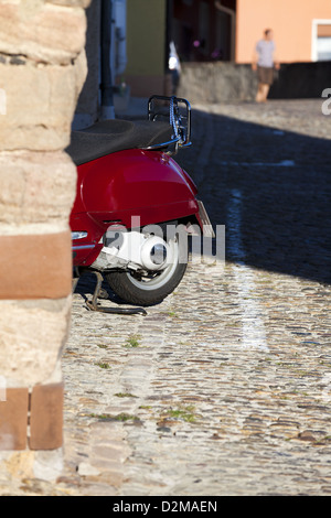 Lato posteriore di colore rosso vino scooter parcheggiato in una strada laterale nella storica cittadina di Breisach sul Reno Foto Stock