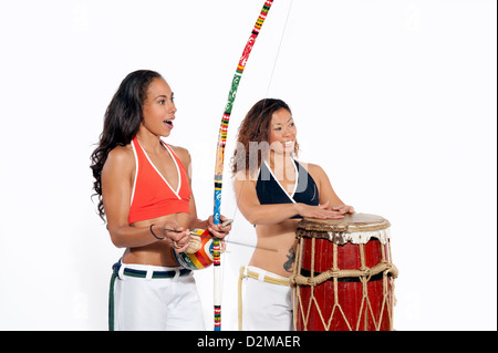 Le ragazze di eseguire brasiliano arte marziale danza - Capoeira Foto Stock