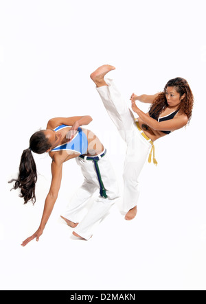 Le ragazze di eseguire brasiliano arte marziale danza - Capoeira Foto Stock