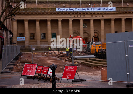 I collaboratori che lavorano sotto la pioggia la costruzione di un complesso per la formazione aziendale e Jobfair 31 gennaio 2013 Evento a Dundee, Regno Unito Foto Stock