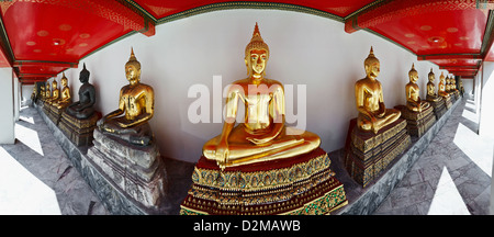 Parete con linea di statue di Buddha, Wat Pho tempio di Bangkok, Tailandia Foto Stock