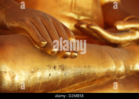 Close-up della statua del Buddha palm in colore oro Foto Stock