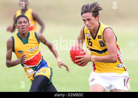 POTCHEFSTROOM, SUD AFRICA - 28 gennaio Aidyn Johnson (Echuca, VIC) del boomerang australiani durante l'AFL Game 1 corrispondenza tra i battenti boomerang e Sud Africana Lions sotto 18's ad Mohadin Cricket Ground on gennaio 28, 2013 di Potchefstroom, Sud Africa Foto di Roger Sedres / Immagine SA Foto Stock