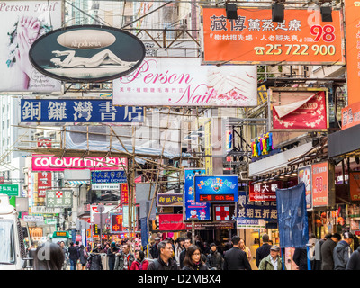 Hong Kong - strada trafficata della città di Kowloon, Hong Kong. Foto Stock