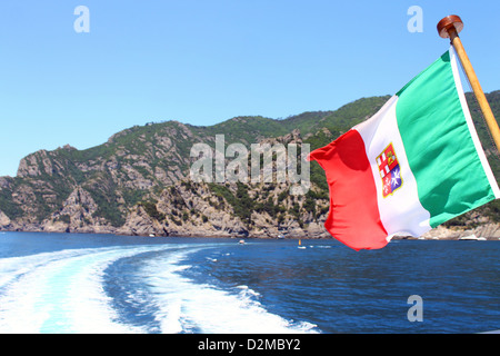 Bandiera italiana su una barca a Portofino Foto Stock