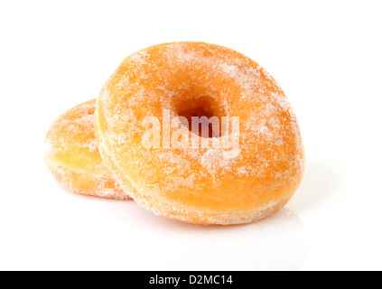 Due deliziose ciambelle zuccherata su sfondo bianco Foto Stock