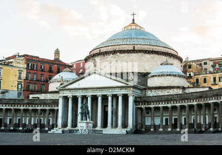 Vista della chiesa in piazza del Plebiscito a Napoli, Italia Foto Stock