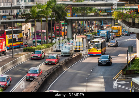 Il traffico su un centro città via autostrada, Hong Kong Foto Stock