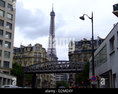 La Torre Eiffel, situata a Parigi, in Francia, è un punto di riferimento iconico a livello mondiale. Originariamente costruito per l'Exposition Universelle del 1889, rimane un simbolo della cultura, dell'architettura e dell'ingegneria francese. Foto Stock