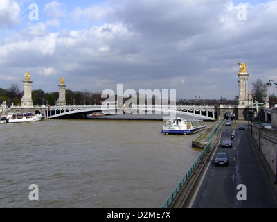 Pont Alexandre-III a Parigi, in Francia, è uno storico ponte che attraversa la Senna. Conosciuto per la sua architettura ornata, tra cui statue e accenti d'oro, è considerato uno dei ponti più belli di Parigi, offrendo vedute panoramiche della città e collegando luoghi chiave. Foto Stock