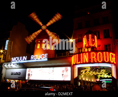 Il Moulin Rouge è uno storico cabaret a Parigi, in Francia, famoso per il suo mulino a vento rosso e la vivace storia dell'intrattenimento. Situato nel quartiere di Montmartre, è diventato un simbolo dell'era della Belle Époque e rimane un importante punto di riferimento culturale sia per le sue performance che per l'architettura. Foto Stock