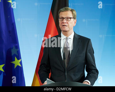 Berlino, Germania. 28 gen, 2013. Guido Westerwelle, il ministro degli esteri tedesco parla a parte Bob Carr, ministro australiano degli Affari esteri, in occasione di una conferenza stampa presso il Foreign Office di Berlino. Foto Stock