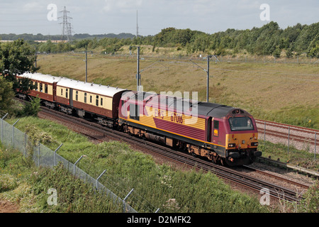 Un Inglese e Gallese & ferrovia scozzese (EWS) contrassegnato con motore diesel con carrelli su una linea in Kent, Regno Unito. Foto Stock