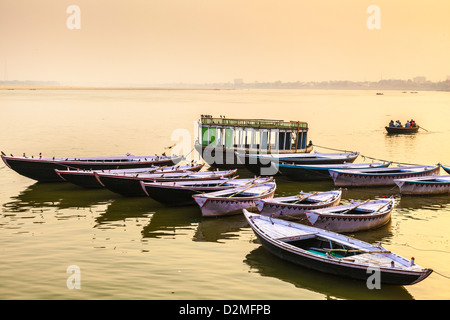 Barche sul fiume Gange, Varanasi, India Foto Stock