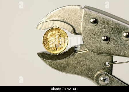 Uno britannico pound coin in una chiave per illustrare il concetto di pound essendo sotto pressione, REGNO UNITO Foto Stock