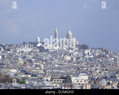 La Basilique du Sacré-Cœur, situata a Parigi, è un'importante basilica conosciuta per la sua architettura a cupola bianca e le viste panoramiche della città. Visto dal Tour Montparnasse, offre una splendida prospettiva dello skyline di Parigi, rendendolo un punto di riferimento e un'attrazione turistica chiave della città. Foto Stock