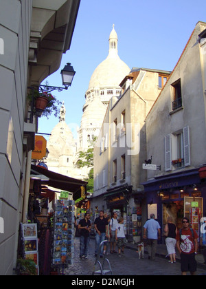 Basilique du Sacré-Cœur, situata a Montmartre, Parigi, è un'importante basilica conosciuta per le sue cupole bianche e le viste panoramiche della città. E' un importante punto di riferimento e una popolare destinazione turistica a Parigi. Foto Stock