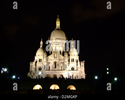 La Basilique du Sacré-Cœur, situata a Parigi, in Francia, è una famosa basilica costruita sul punto più alto della città, Montmartre. La sua architettura a cupola bianca è un punto di riferimento significativo a Parigi, offrendo vedute panoramiche della città. La basilica è un luogo di culto religioso e una popolare destinazione turistica, conosciuta per il suo impressionante stile romano-bizantino e gli splendidi mosaici interni. Foto Stock
